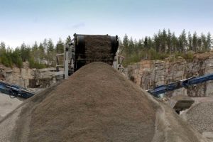 Emtbjörks. Fyra olika materialsorter framställs Makadam 8-16, 16-32, 32-64 och stenmjöl 0-8